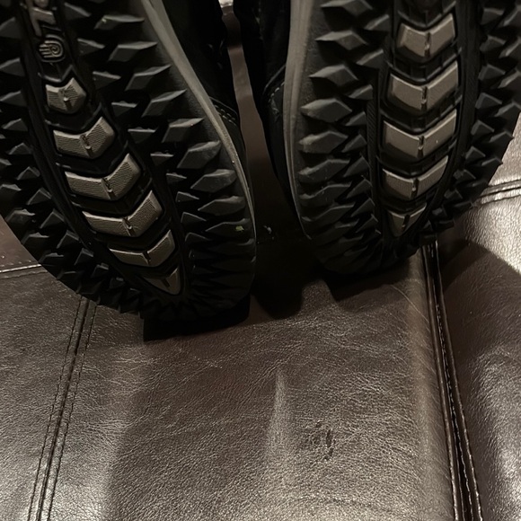 Teva Women's Black Winter Boots, size 9 - Picture 9 of 12